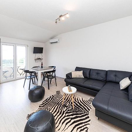 Stunning Apartment In Kastel Luksic With Wifi Kastela Exterior photo